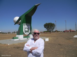 Ariomar Nogueira em frente ao Monumento do Periquito Foto: Marcio Almeida (Reprodução da Internet)