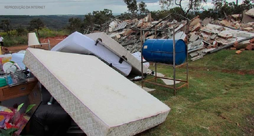 MANHÃ DE TERROR: Governo Rollemberg manda derrubar casas nos condomínios, mas não tem a mesma coragem de derrubar as ocupações dos poderosos da orla do Lago Sul