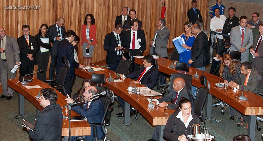 Veto de Rollemberg para contratações no Metrô, Secretaria de Cultura e Defensoria Pública é derrubado na Câmara Legislativa do DF