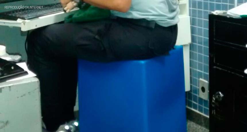 Metrô DF: Servidores sentam em lixeira. Ainda bem que as superbactérias não chegaram por lá