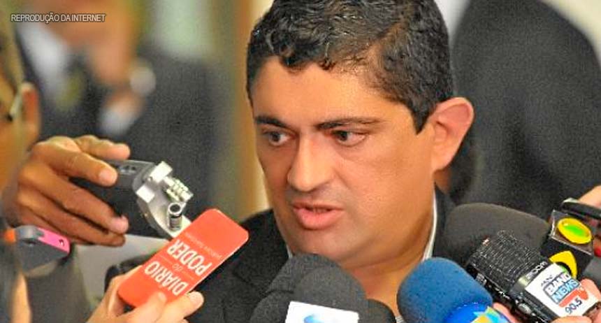 Entrou mudo. Saiu Callado. Mas quando falou, deixou claro que nada mudou