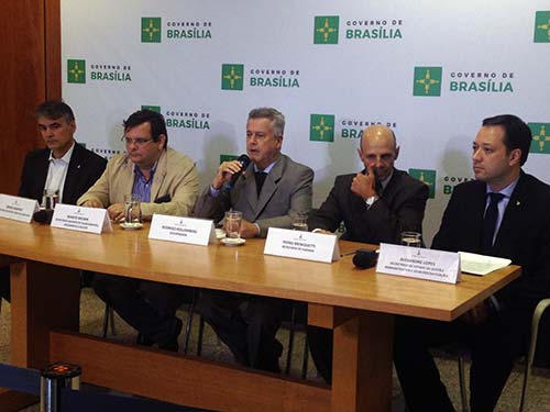 Governador Rodrigo Rollemberg e equipe em entrevista coletiva para falar da crise do DF e medidas para garantir pagamento de servidores do GDF