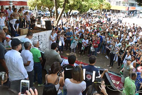 Auxiliares e Técncios em Enfermagem em Assembleia antes de se encaminharem para a Praça do Buriti