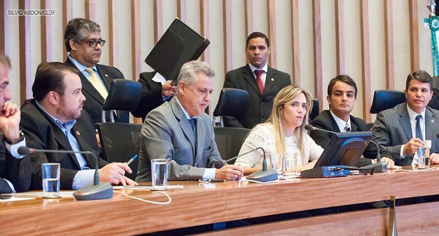 Rollemberg sanciona Lei que transfere R$ 352 milhões de emendas parlamentares ao Executivo mas não publica em Diário Oficial do DF