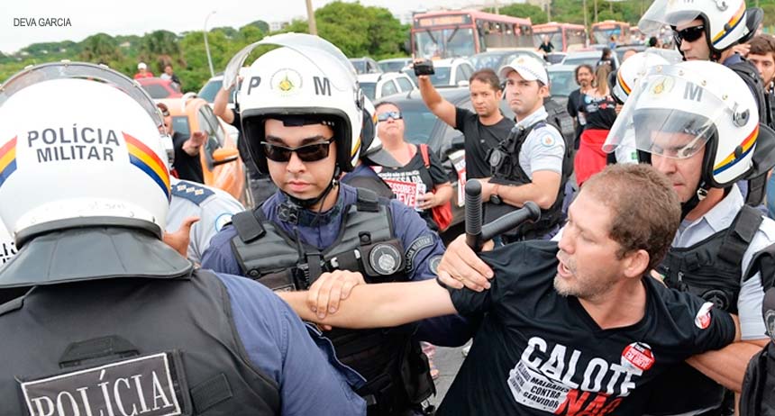 GDF homenageia professores, em greve, com bala de borracha e detenção