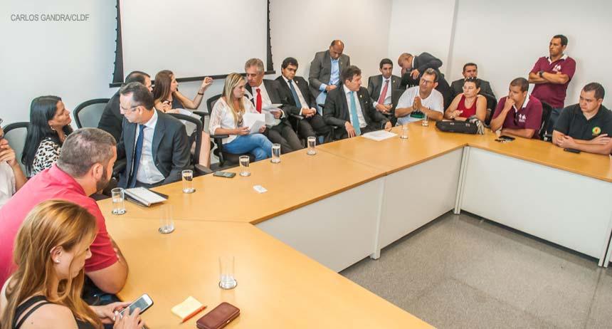 Manifestantes aceitam proposta do governo e esperam cronograma até sexta-feira (23)