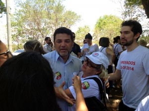 Vice-presidente do Sindate-DF é parabenizado pela condução das negociações com o GDF e do término da greve - Foto: Kleber Karpov