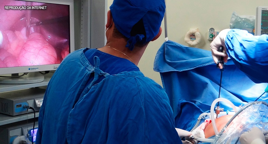 Videolaparoscopia? Não tem esterilização. Então passa a ‘faca’. Médicos sofrem sem material