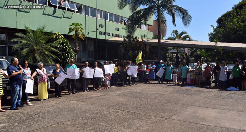 Servidores e comunidade dão abraço simbólico no Hospital Regional do Guará