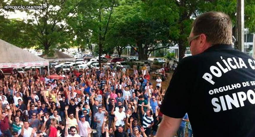 Policiais civis paralisam atividades e fazem manifestação, na segunda-feira (7)