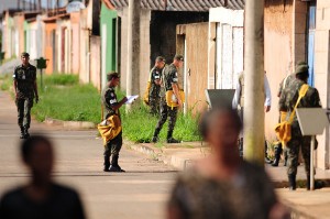 Militares do Exército em inspeções domiciliares em Brazlândia - Foto: Pedro Ventura/Agência Brasília