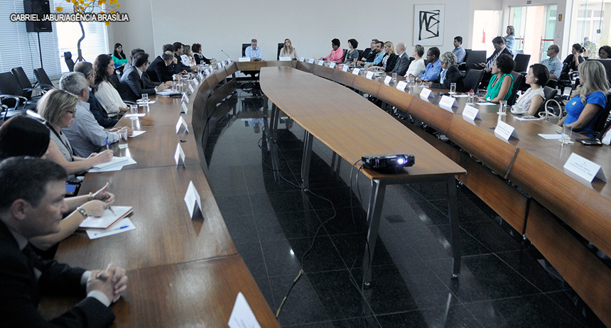 Déficit de servidores na Saúde no DF: Apenas mil Governador?