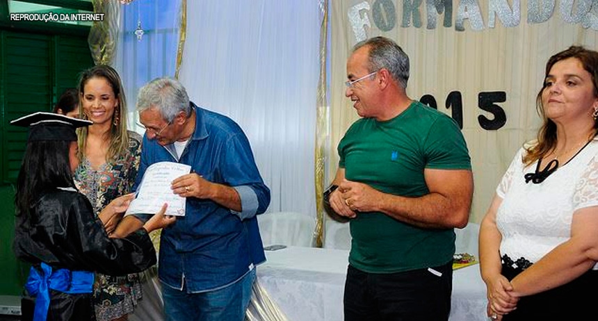 Raimundo Ribeiro entrega diplomas aos formandos da Escola Engenho Velho na Fercal