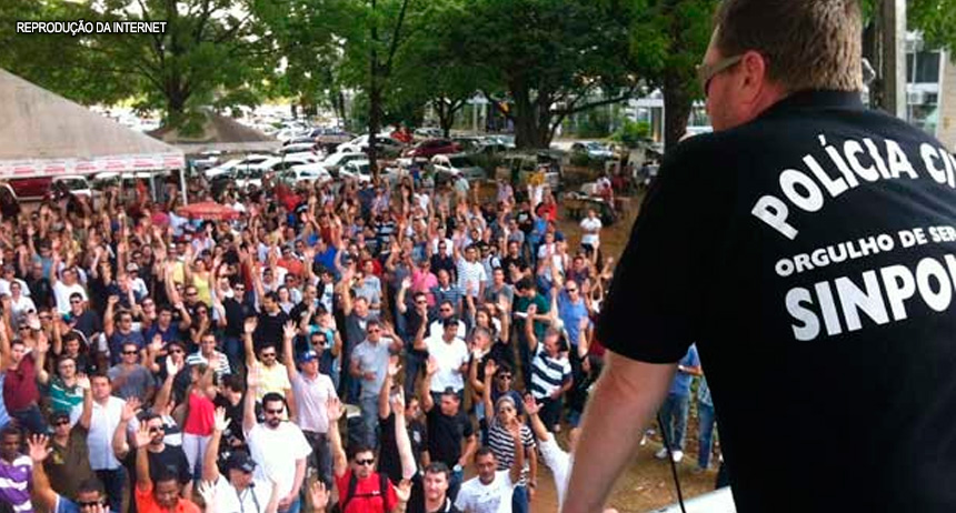 Policiais civis do DF fazem manifestação no Buriti