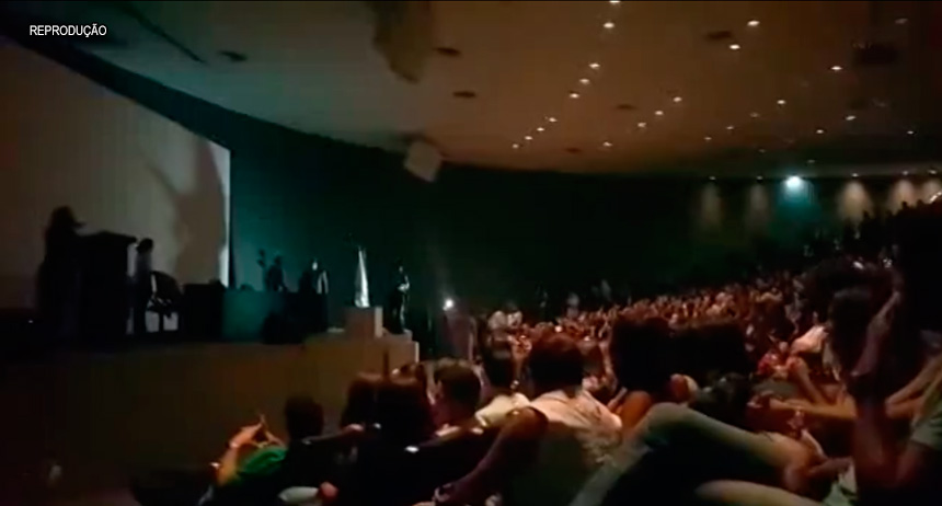 Rollemberg é vaiado ao chegar a evento sem luz e ar-condicionado