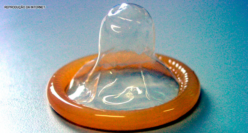 Risco de transmissão sexual de zika faz Grã-Bretanha recomendar camisinha para homens que foram ao Brasil