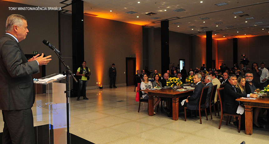 Rollemberg quer diálogo. Entre as pautas do governo, as Organizações Sociais