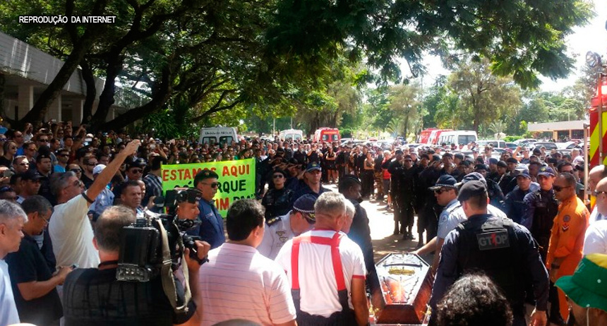 Enterro de Cabo Renato (PMDF) é marcado por união policial e hostilidade ao governador do DF