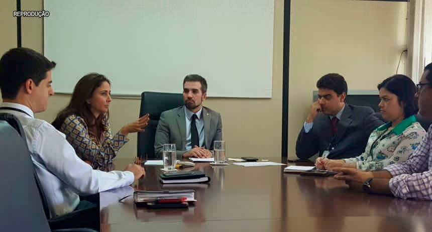 Secretário de Saúde do DF se reúne com Liliane Roriz e concursados que pedem novas convocações