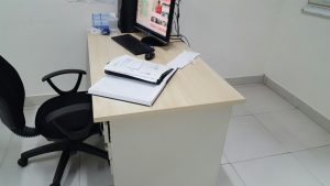 Consultório de atendimento médico sem cadeira para os pacientes no HRAN