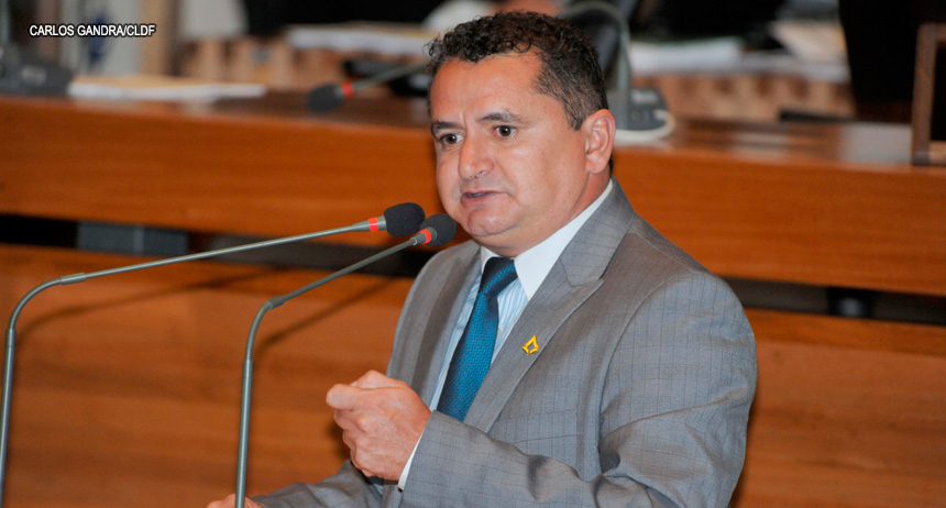 GDF não paga licenças prêmio a professores aposentados e Veras sobe à tribuna para cobrar