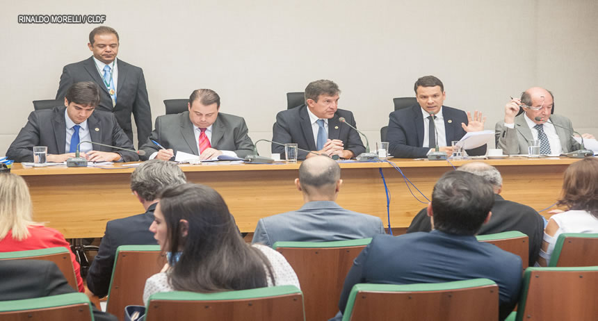 Câmara Legislativa do DF aprova Uber Black e exclui Uber X