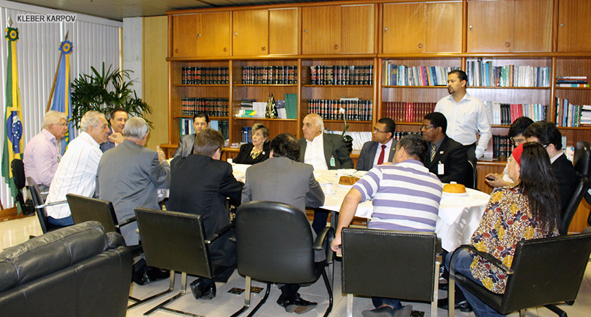 Presidente do TCDF debate fiscalização de gastos públicos com Associação Brasiliense de Blogueiros de Política