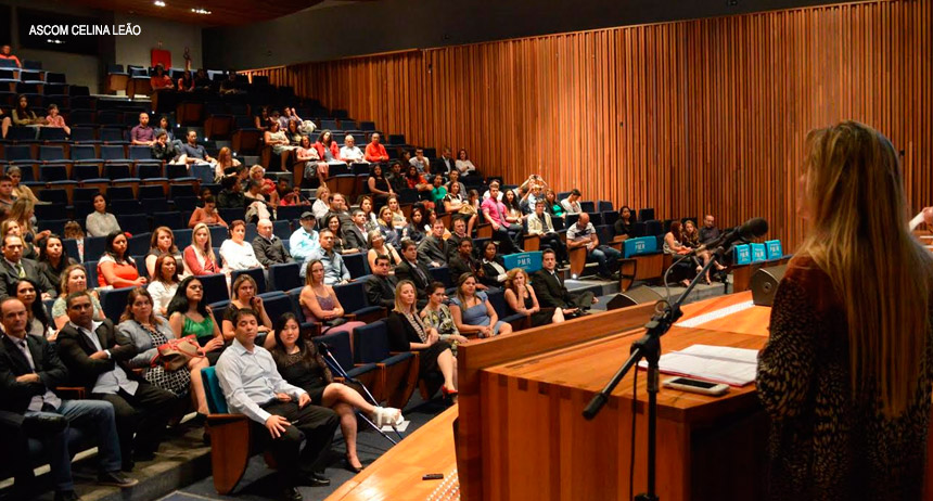 Celina Leão participa da entrega da carteira do Coren-DF a mais de 400 enfermeiros na Câmara Legislativa
