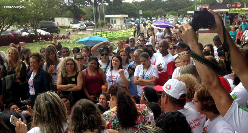 Auxiliares e técnicos em enfermagem, em assembleia, decidem pela continuidade da greve no DF