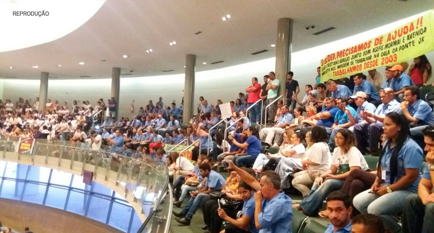 Trabalhadores de transporte escolar fazem manifestação na Câmara Legislativa para cobrar, do GDF, pagamentos em atraso