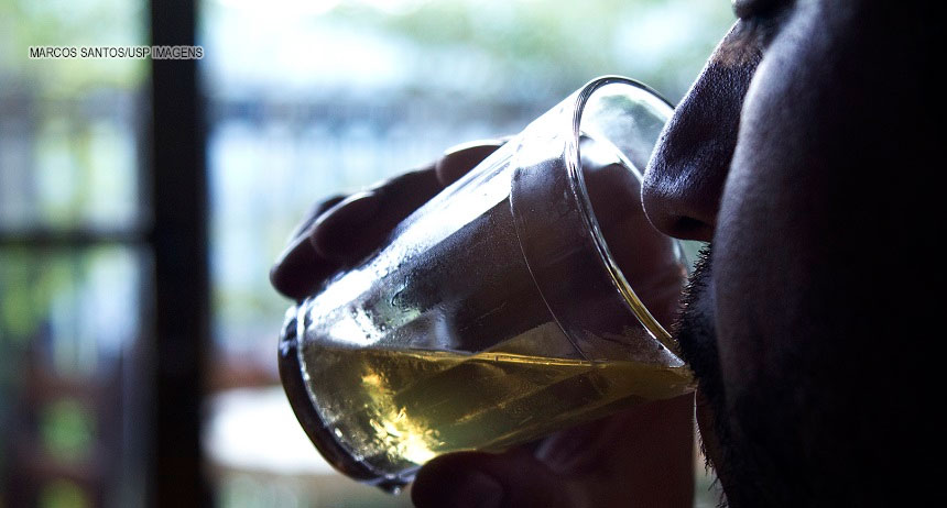 Pesquisa: consumo abusivo de álcool entre homens e mulheres é maior no DF