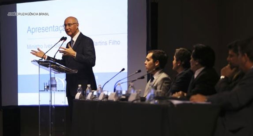 Terceirização de atividade-fim deve ser decidida no STF, diz presidente do TST