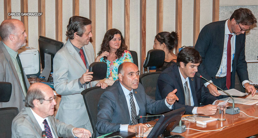 Deputados anunciam obstrução até governador do DF receber policiais civis