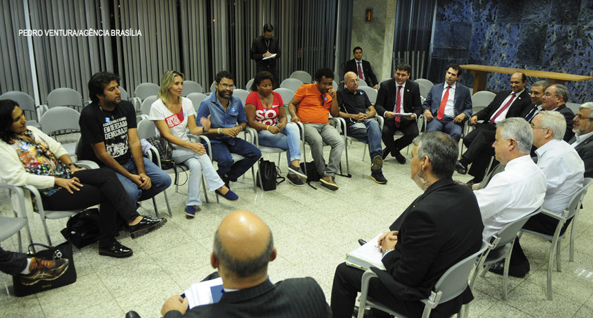 Rollemberg apresenta proposta aos professores do GDF