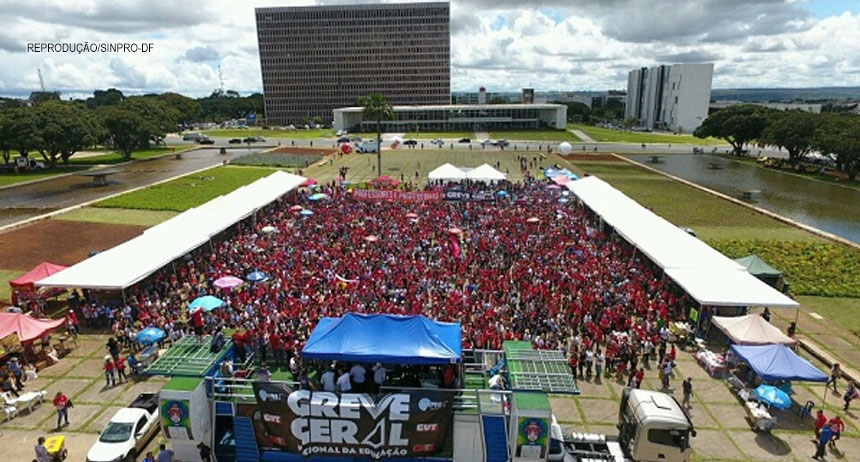 Em greve há 21 dias, professores decidem manter paralisação e realizam ato na CLDF