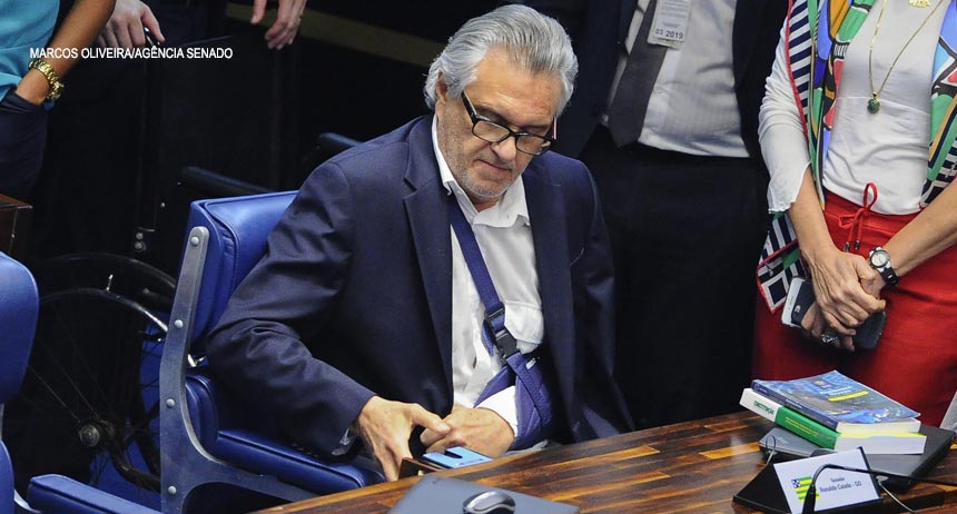 Contra indicação médica, Caiado comparece ao Senado e vota pelo afastamento de Aécio