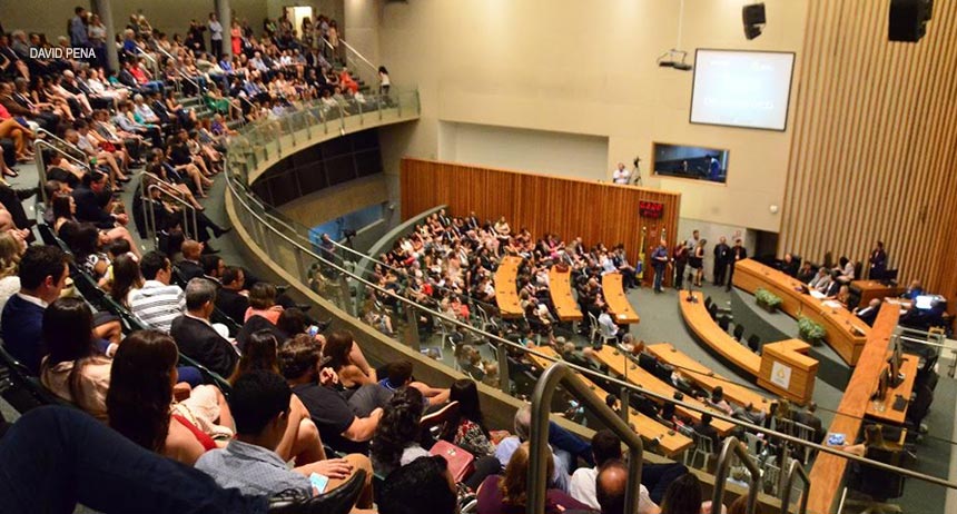 Bispo Renato comemora Dia do Médico e lota plenário da CLDF