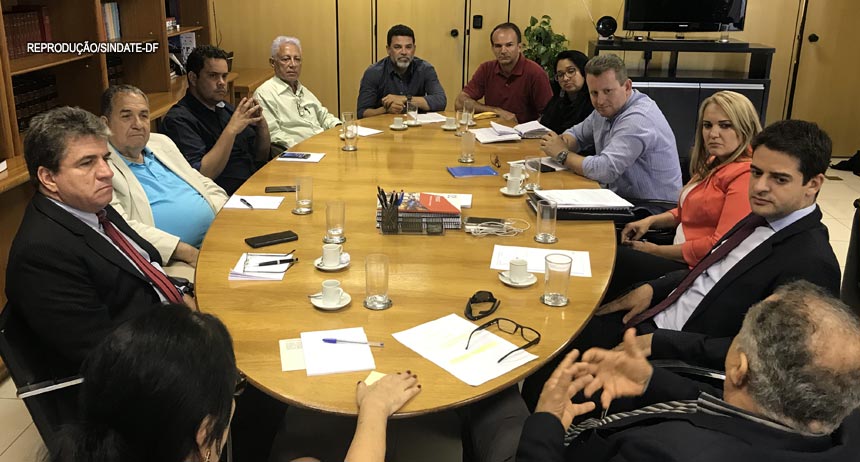 18 horas continuam: Secretaria de Saúde e sindicatos se reúnem com TCDF