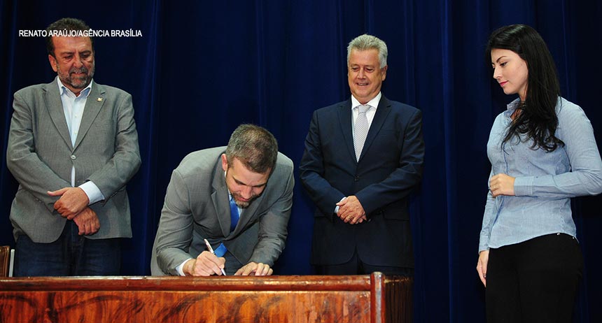 Rollemberg dá posse a 399 servidores da Saúde, mas enfermeiros continuam ‘no banco de espera’