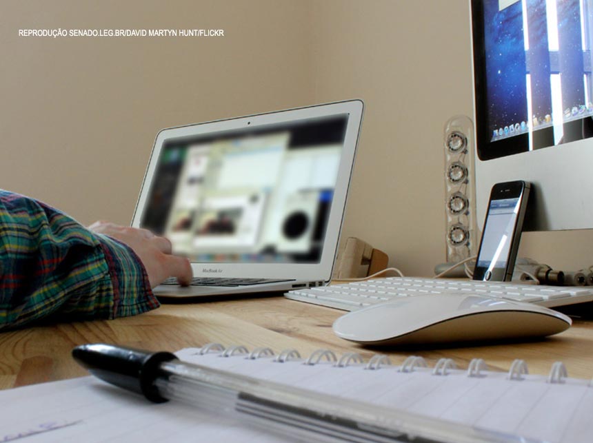 Senado: Divulgação de ‘fake news’ pode passar a ser punida com até três anos de reclusão