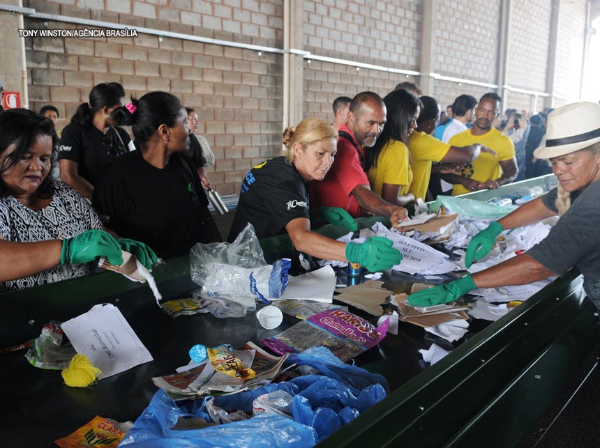 Lixão da Estrutural é fechado, mas catadores criticam transferência para galpões