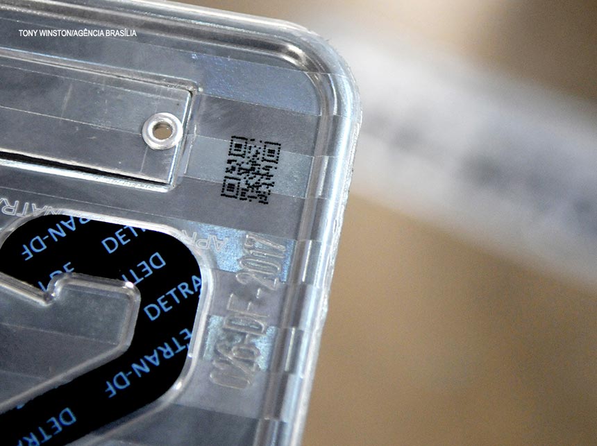 QR code em placas combate a clonagem de carros no DF
