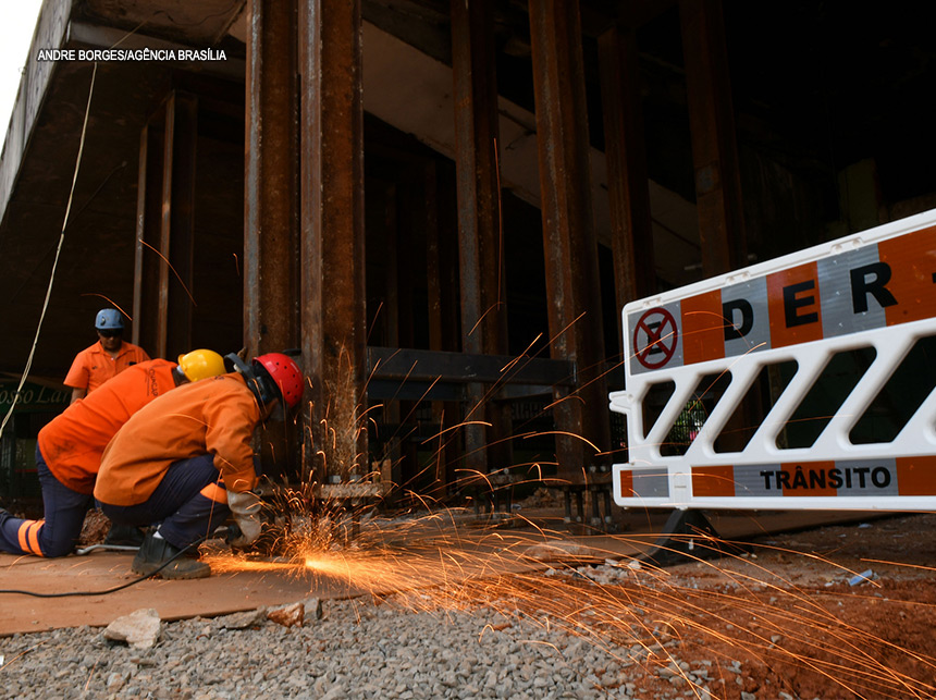 Começa coleta de amostras da parte que desabou no viaduto da Galeria dos Estados