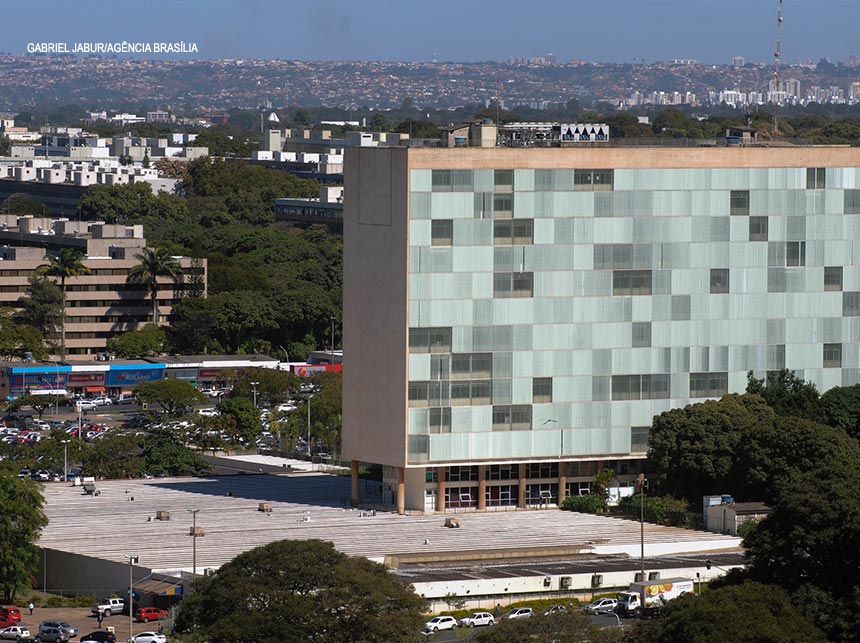 Servidora da SES-DF tira licença de três anos para assumir chefia com salário de R$ 16 mil no Instituto HBDF