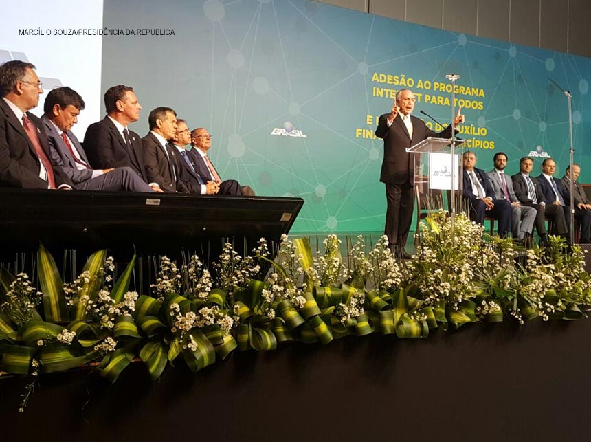 Michel Temer sanciona apoio financeiro e Gilberto Kassab assina termo de adesão ao Internet para Todos em encontro com 2 mil e 500 prefeitos