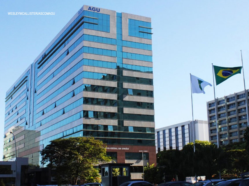 Crise na AGU: Em protesto contra exonerações, vice-AGU e diretor entregam cargos