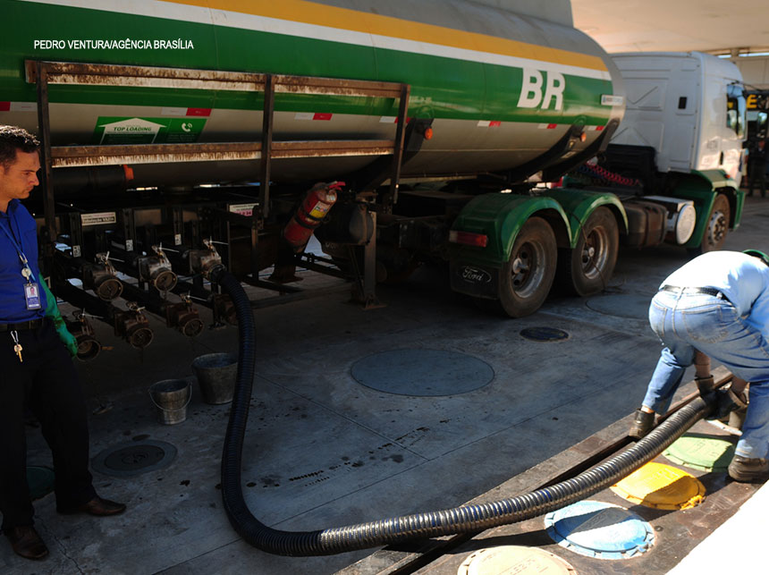 Quase 4 milhões de litros de gasolina foram distribuídos, nesta quinta (31), para postos no DF