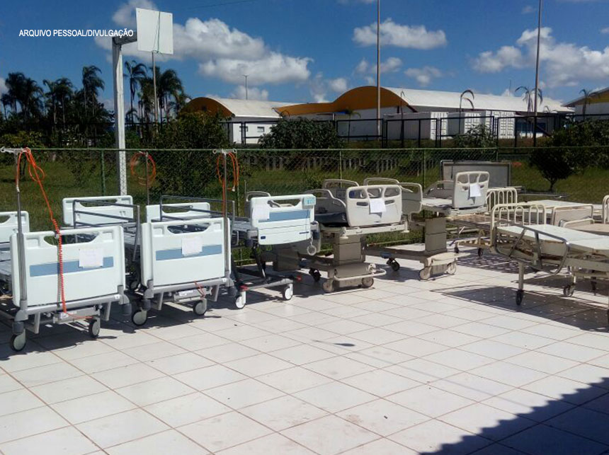 Secretaria de Saúde do DF reclama de falta de leitos mas ‘armazena’ camas elétricas novas, a céu aberto