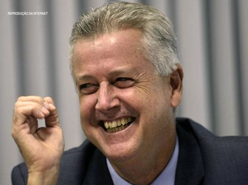 Após mais de um ano, Rollemberg anuncia fim de racionamento de água no DF