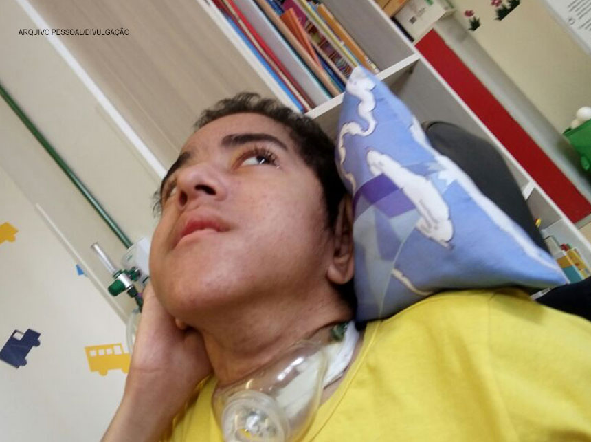 Secretaria de Saúde suspende fornecimento de suplemento e Felipe Augusto é internado para permanecer vivo